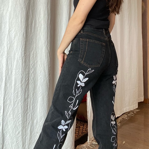 Embroidered high rise, wide leg Jeans - Picture 7 of 9